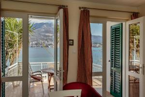 奈维斯Detached Villa with stunning views in Njivice, Montenegro的客房设有一个享有水景的阳台。