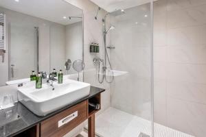 卢森堡卢森堡美利亚酒店的一间带水槽和淋浴的浴室