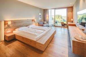 HofstettenHotel Munde的一间卧室配有一张大木床。