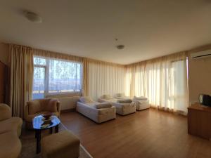阳光海滩Hotel Seasons 2的客厅配有白色家具和大窗户