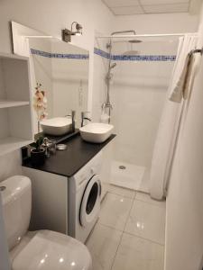 马罗尼河畔圣洛朗Hello-Guyane, Marina 5, Studio Prestige 5 étoiles的白色的浴室设有卫生间和水槽。