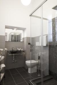 Bernate Ticino卡诺比尔住宿加早餐旅馆的一间带卫生间和玻璃淋浴间的浴室