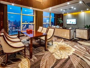 长沙Days Hotel & Suites China Town - Metro Line 2 - Nearby Wuyi Square ,Orange Island,Hunan Museum的一间配备有桌椅及电视的会议室