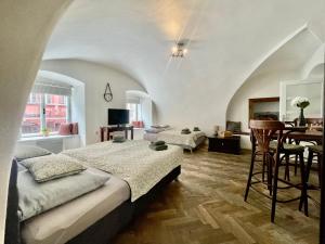 布拉格布拉格尼古拉公寓的卧室配有一张床和一张桌子及椅子