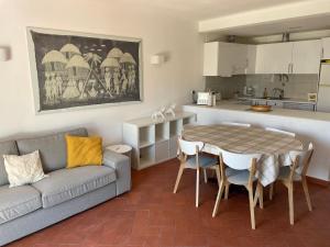 阿尔图拉Altura Beach的带沙发和桌子的客厅以及厨房。