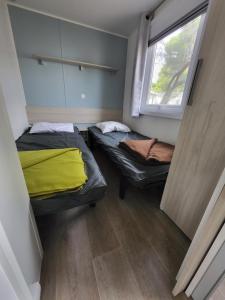 纳博讷普拉日Mobil-home (Clim)- Camping Narbonne-Plage 4* - 019的小型客房 - 带2张床和窗户