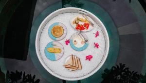 吉利特拉旺安VILLA MENORCA的桌上的盘子,上面有食物