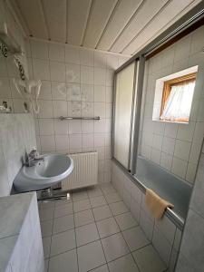 GsengGasthof Schönblick Rußbach的一间带水槽和淋浴的浴室
