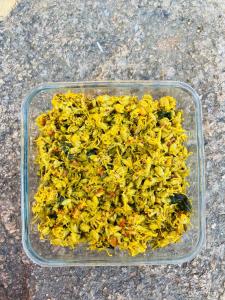 奥拉奇哈Chandera Kothi的装满黄食物的塑料容器