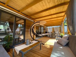 比奥格勒·纳·莫鲁Mobile Home Saky, Camp Soline的大型客厅设有木制天花板
