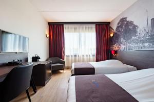 巴伦德雷赫特巴伦德雷赫特巴斯蒂欧酒店的酒店客房配有两张床和一张书桌
