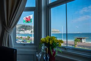 兰迪德诺Promenâd Bed & Breakfast的客房设有海景窗户。