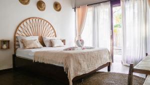 吉利特拉旺安VILLA MENORCA的一间卧室设有一张大床和一个大窗户