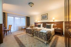 克雷尼察克雷尼察总统酒店的大型酒店客房设有两张床和一张书桌