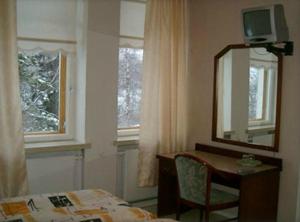 UlvilaVilla Helleranta的一间卧室配有桌子、镜子、桌子和椅子