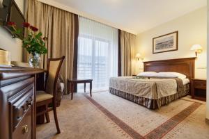 克雷尼察克雷尼察总统酒店的酒店客房设有床和窗户。