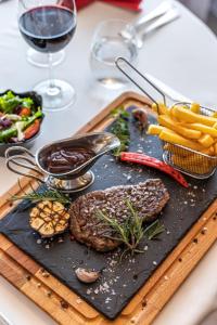 克雷尼察克雷尼察总统酒店的餐桌上的切肉和蔬菜板