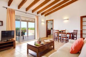 苏昂博Villas Menorca Sur的带沙发和电视的客厅