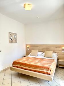 里乔内马雷欧公寓酒店的一间卧室,卧室内配有一张大床