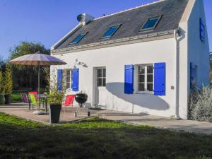 洛克马里亚Maison Locmaria, 3 pièces, 6 personnes - FR-1-418-209的白色的房子,配有蓝色百叶窗和雨伞