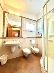 里乔内马雷欧公寓酒店的一间带水槽、卫生间和镜子的浴室