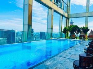 Tropicana The Residence KLCC Serviced Suites内部或周边的泳池