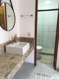 圣米格尔-杜戈斯托苏Pousada Bonita do Gostoso的一间带水槽、卫生间和镜子的浴室