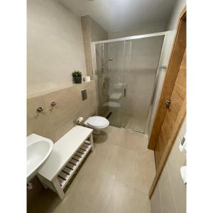 伏尔塔瓦河畔利普诺Lipno Port Apartment C101的浴室配有卫生间、淋浴和盥洗盆。