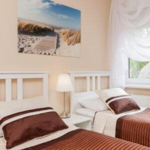 波别罗沃Villa Puerto的一间卧室配有两张床,享有海滩美景