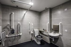 都柏林Cosy Ensuite Bedrooms at Aspen House in Dublin的一间带卫生间和水槽的浴室