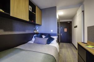 都柏林Cosy Ensuite Bedrooms at Aspen House in Dublin的一间卧室配有一张蓝色墙壁的床