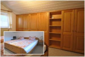博登迈斯Ferienwohnung Abendrot的一间卧室配有一张床和一些木橱柜。