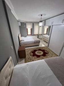ÇağlayanVilla trabzon的小房间设有两张床和地毯