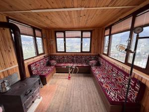 ÇağlayanVilla trabzon的享有带长椅和窗户的火车室内景致