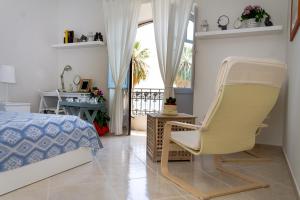米拉佐Casa Marina的一间卧室配有椅子、一张床和一张书桌