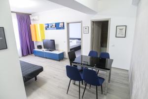 马马亚萨默兰快乐蓝色公寓 的一间带桌椅的房间和一间卧室