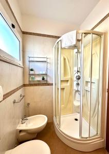 里乔内马雷欧公寓酒店的带淋浴、卫生间和盥洗盆的浴室