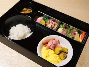 京都Agora Kyoto Karasuma的饭,肉,蔬菜的托盘