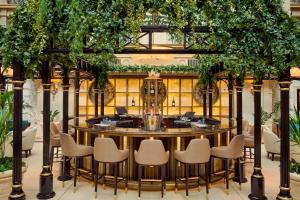 伦敦伦敦龙马酒店的一间带圆桌和椅子的餐厅