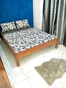杜阿拉Gêna house的蓝色墙壁间的一张床位