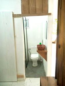 杜阿拉Gêna house的一间带卫生间和木制水槽的浴室