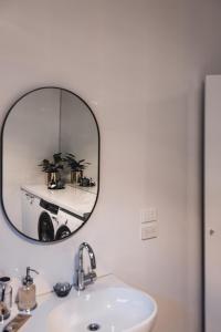 巴拉腊特The Cash Butcher - Classy & Centrally Located的浴室设有位于水槽上方的镜子