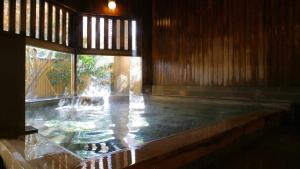 加贺富士屋旅馆的喷泉房间里的一个水池