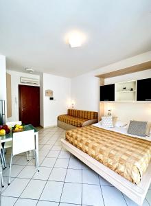 里乔内马雷欧公寓酒店的酒店客房配有一张床铺和一张桌子。