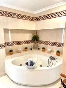 维拉摩拉Magellan House的浴室内种植了植物,配有白色浴缸。