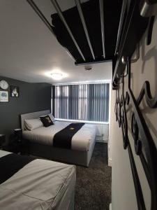布莱克浦Black Ocean Holiday Apartments的一间卧室设有两张床,其中设有窗户。