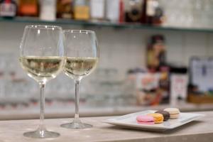 马尔米堡Hotel Nautilus的桌子上坐着两杯白葡萄酒
