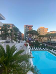 贝拉里亚-伊贾马里纳诺迪鲁斯酒店的享有带椅子和建筑的游泳池的景色