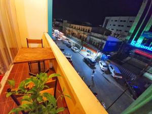 Ban NongdouangNo Name Studios的阳台享有城市街道的景致。