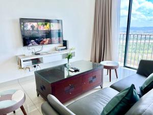 实达阿南T1 Cozy 1-10Pax 2Room Trefoil Setia Alam Smart TV WiFi的带沙发和平面电视的客厅
